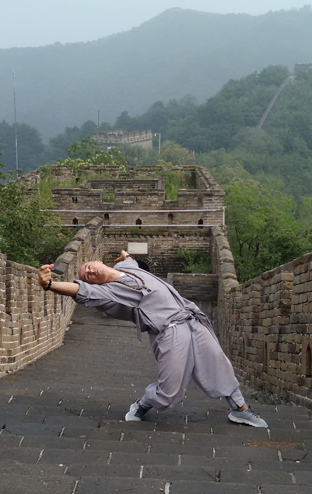 posture de kung fu sur la muraille de chine