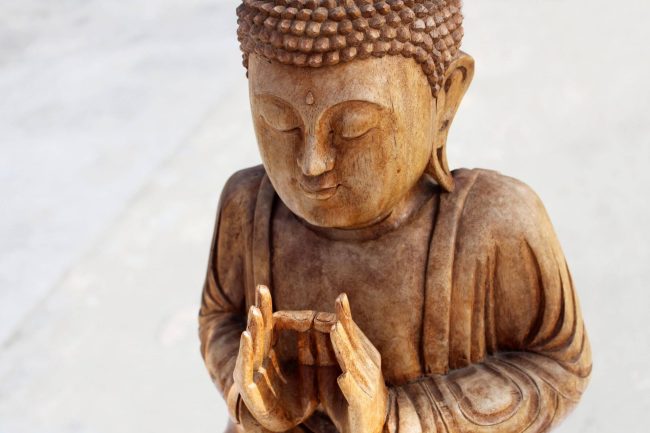 close-up-buddha-wooden-figure Article changement de date atelier Gi Gong